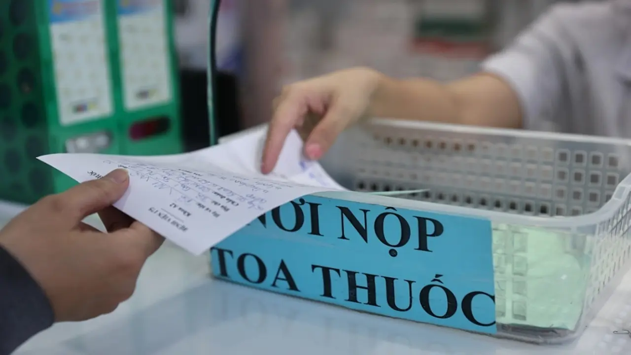 Thế khó của người bệnh khi mua thuốc phải có bác sĩ kê đơn