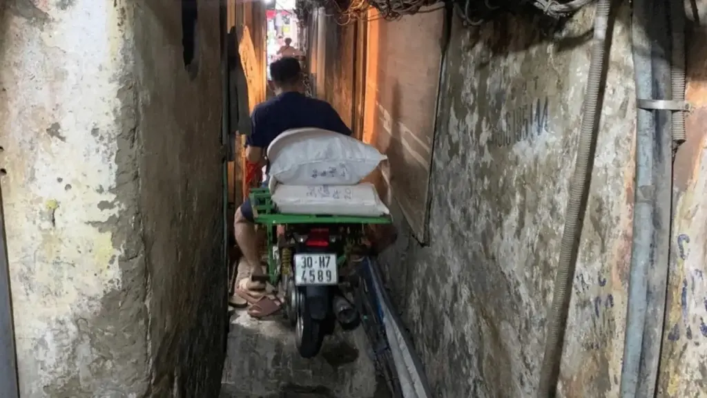 Thế 'mắc kẹt' của người dân phố cổ khi đổi xe điện