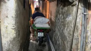 Thế 'mắc kẹt' của người dân phố cổ khi đổi xe điện