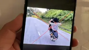 Thiếu niên 15 tuổi lái xe máy bằng một bánh ở Đồng Nai