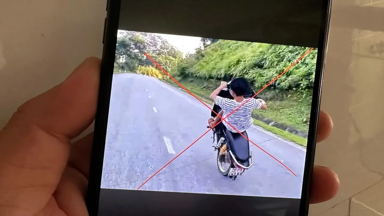 Thiếu niên 15 tuổi lái xe máy bằng một bánh ở Đồng Nai