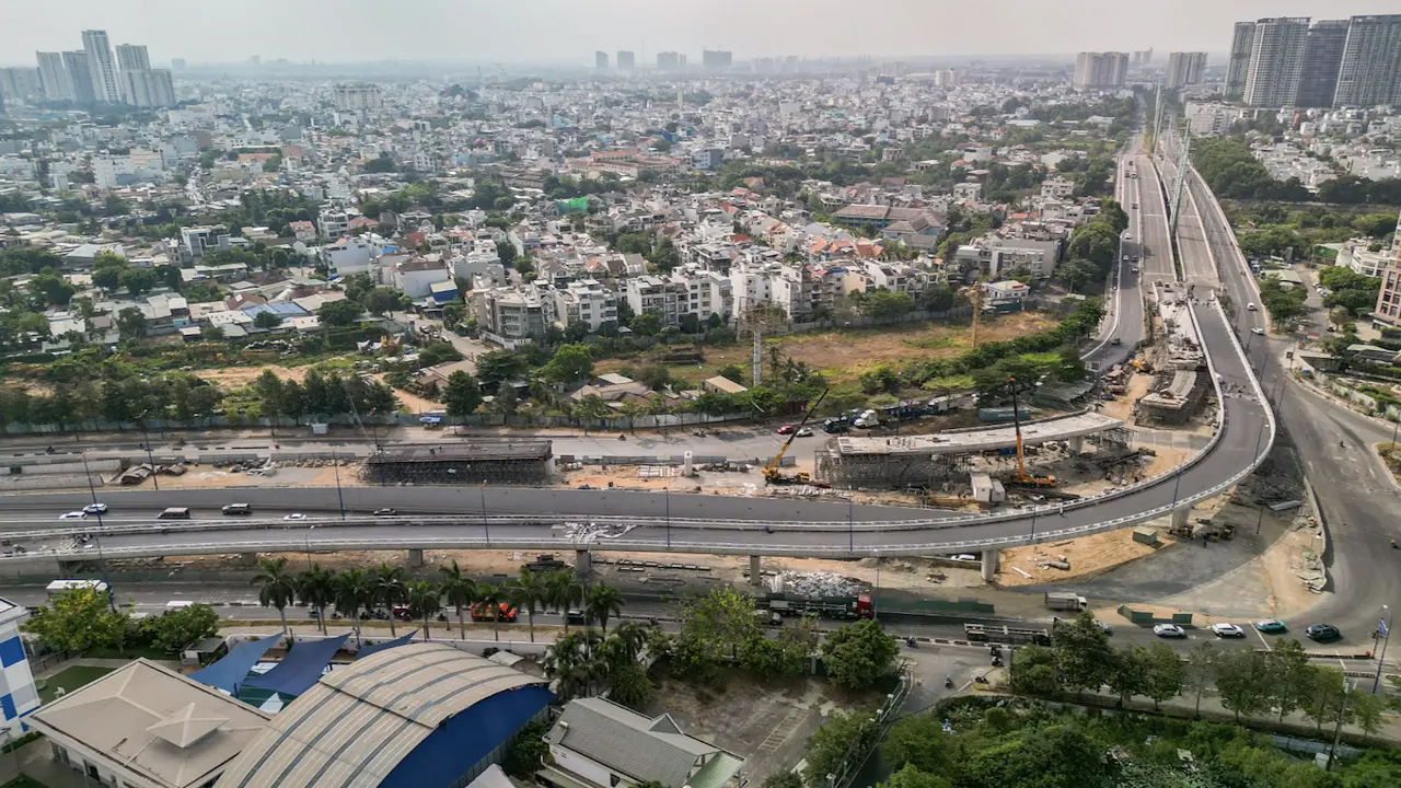 Thông xe cầu ở nút giao 3 tầng lớn nhất TP HCM