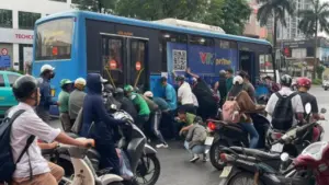 Thót tim khoảnh khắc hàng chục người nâng xe buýt cứu cô gái bị cuốn dưới gầm