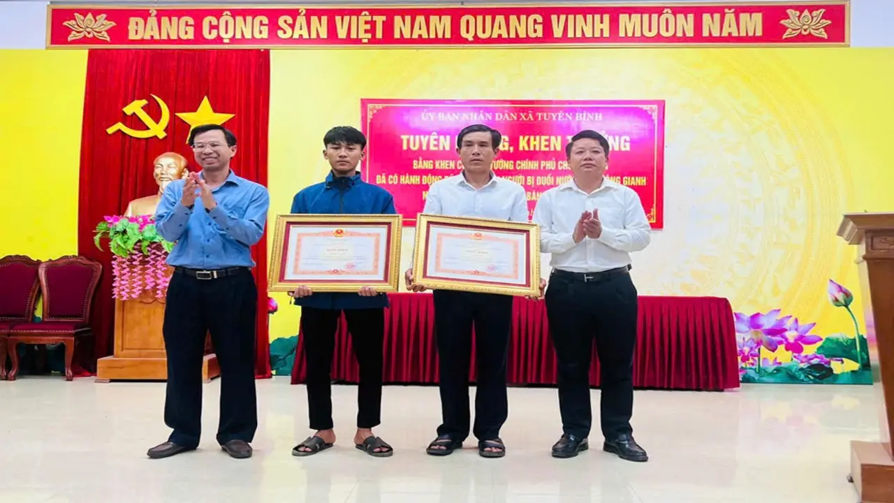Thủ tướng tặng Bằng khen bố con ngư dân cứu sống 3 người chìm đò