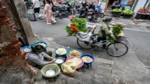 Tiểu thương co kéo từng cm khi dẹp vỉa hè
