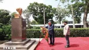 Tổng Bí thư, Chủ tịch nước Tô Lâm cùng Tổng thống Sri Lanka dâng hoa tại tượng Chủ tịch Hồ Chí Minh