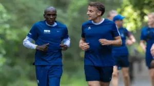 Tổng thống Pháp chạy bộ cùng Kipchoge