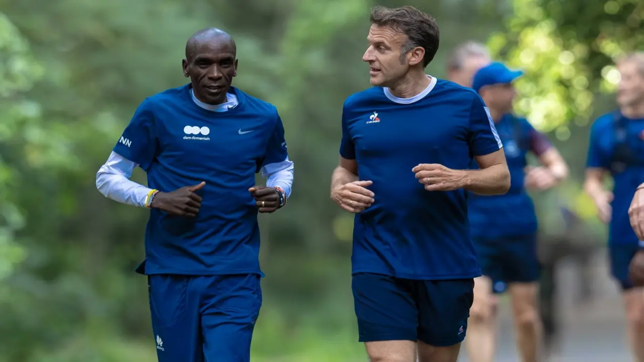 Tổng thống Pháp chạy bộ cùng Kipchoge