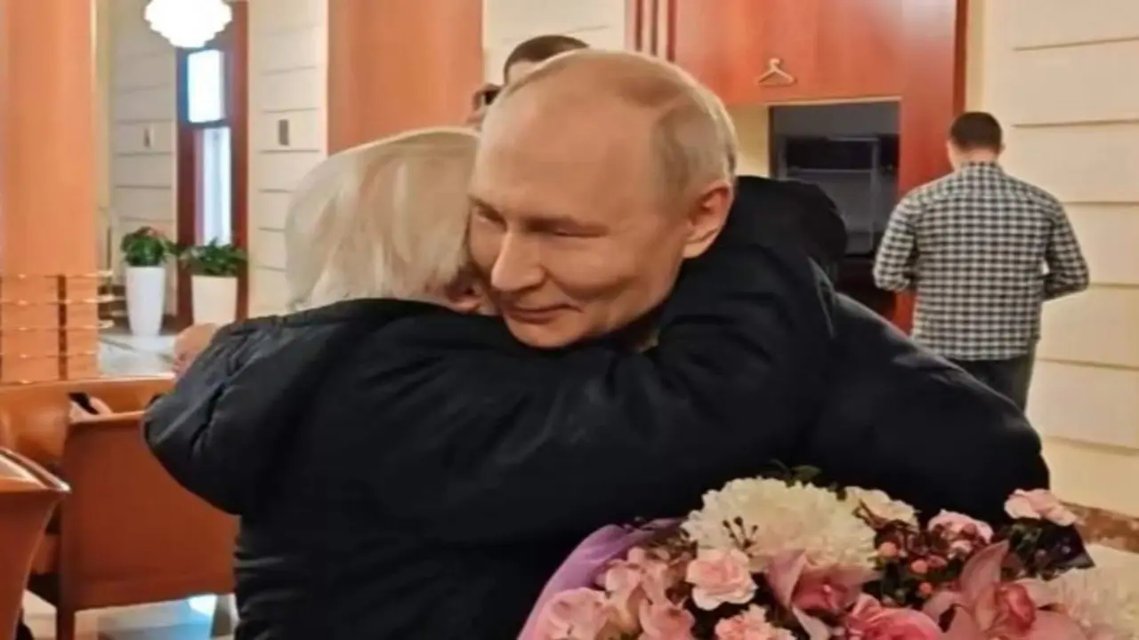 Tổng thống Putin đích thân lái siêu xe chở cô giáo cũ tới thăm Điện Kremlin