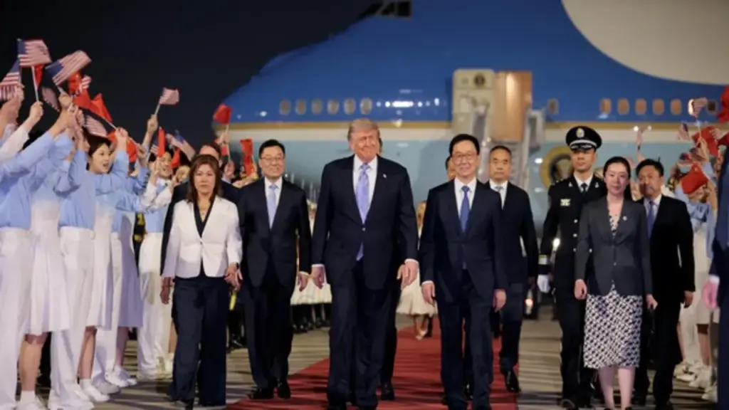 Tổng thống Trump hạ cánh xuống Bắc Kinh, bắt đầu chuyến công du Trung Quốc