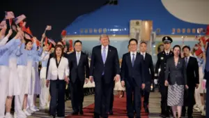 Tổng thống Trump hạ cánh xuống Bắc Kinh, bắt đầu chuyến công du Trung Quốc
