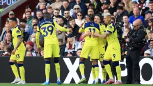 Tottenham sáng cửa trụ hạng