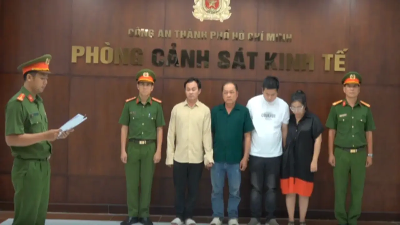 TP.HCM: Bắt giam giám đốc 'phù phép' a xít công nghiệp thành giấm ăn