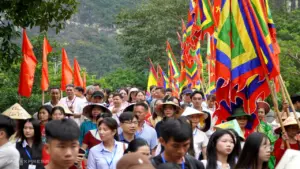 Tràng An đông nghẹt du khách ngày khai hội