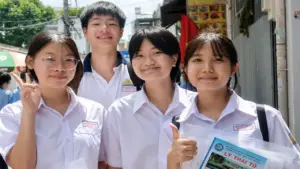 Tranh luận bỏ thi lớp 10: Giảm áp lực nhưng lo học bạ 'đẹp như tranh vẽ'