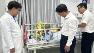 Trao giấy khai sinh cho bé 2 tuổi bị mẹ và người tình bạo hành