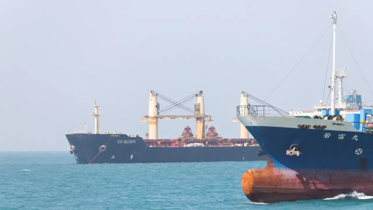 Trung Đông sáng 6-5: Ông Trump thông báo dừng dẫn tàu qua eo biển Hormuz; Iran phủ nhận tấn công UAE