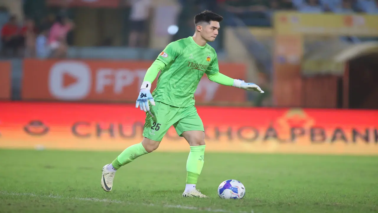 Trung Kiên giúp HAGL sáng cửa trụ hạng V-League