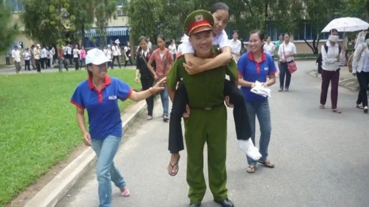 Từ những cổng trường mùa thi, biết bao người trẻ đã lớn lên bằng lòng tử tế