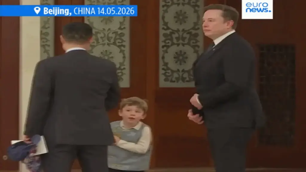 Tỷ phú Elon Musk dắt tay con trai 6 tuổi đi họp ở Trung Quốc gây sốt