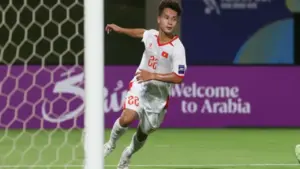 U.17 Việt Nam càng đá càng giống... U.23: HLV Kim Sang-sik tặng áo 'phù thủy' cho Roland