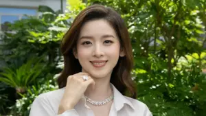 Váy áo giúp tỷ phú Trung Quốc tỏa sáng