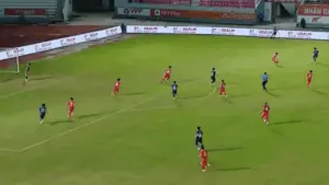 Video: Đình Bắc 'tả xung hữu đột', kéo sập hàng phòng ngự Hải Phòng