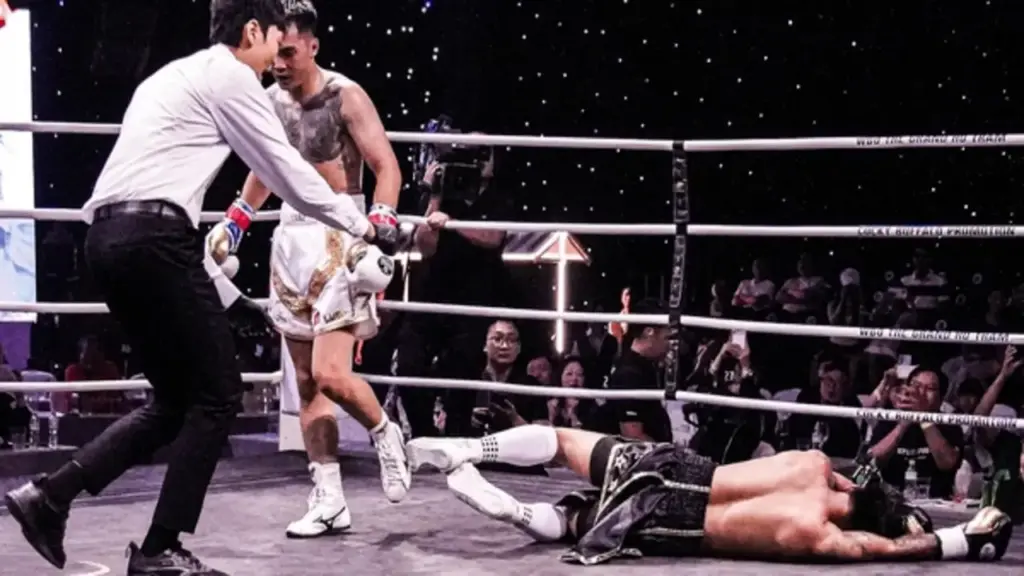 Võ sĩ Việt Nam tung cú móc trái cực hiểm, thắng knock-out tay đấm Thái Lan