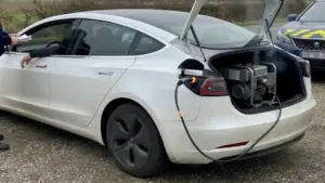 Vừa chạy xe điện vừa sạc bằng máy phát điện diesel, tài xế nhận kết đắng