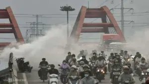 Xe cháy trên cầu Bình Lợi, ùn tắc hơn một km