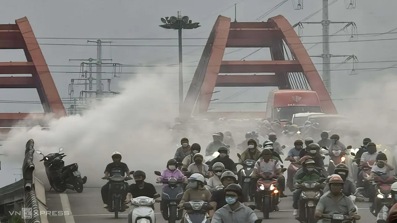 Xe cháy trên cầu Bình Lợi, ùn tắc hơn một km