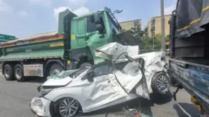 Xe con bị vò nát trong vụ tai nạn liên hoàn giữa 10 ô tô