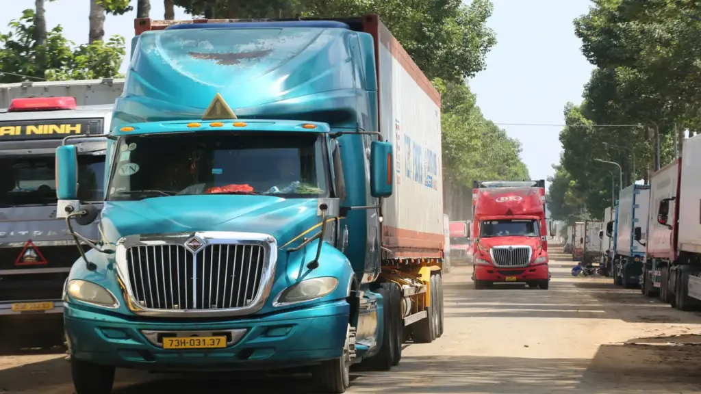 Xe container chở sầu riêng không còn xếp hàng chờ kiểm định ở Đồng Nai