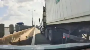 Xe đầu kéo chuyển làn va chạm ô tô rồi rời khỏi hiện trường ở Tây Ninh