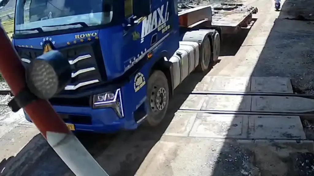 Xe đầu kéo kẹt giữa gác chắn khi tàu sắp đến