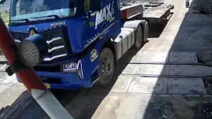 Xe đầu kéo kẹt giữa gác chắn khi tàu sắp đến
