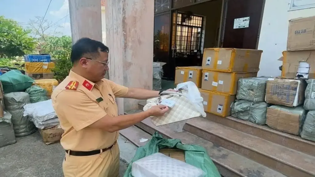 Xe tải chở hơn 4.000 sản phẩm không có hóa đơn