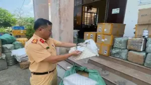 Xe tải chở hơn 4.000 sản phẩm không có hóa đơn
