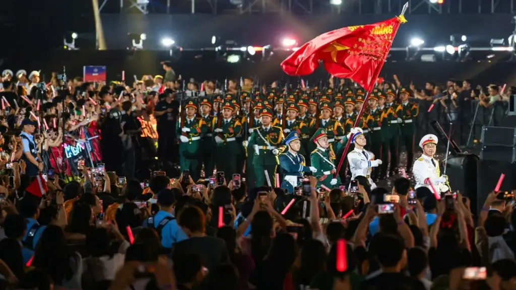 Xe tăng, dàn khí tài đổ bộ concert: Phương Mỹ Chi và rapper Pháo bùng nổ