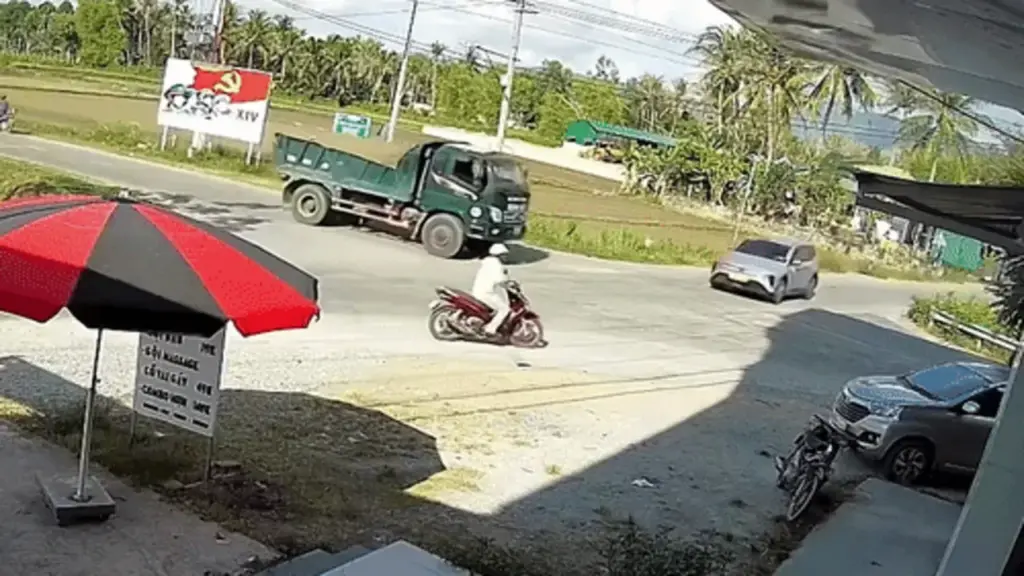 Xe taxi phóng nhanh qua ngã tư gây tai nạn liên hoàn