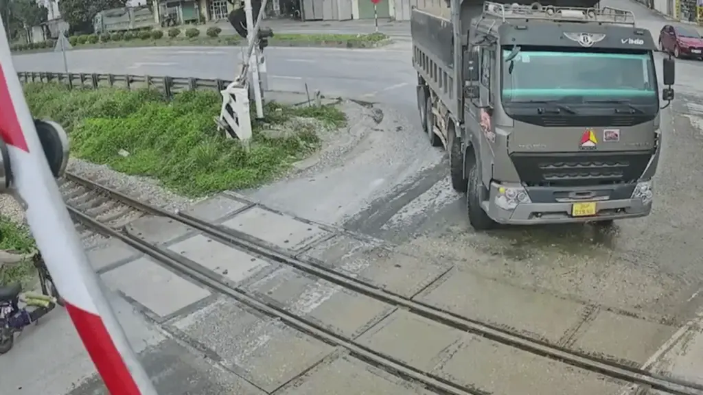Xử phạt tài xế xe tải vượt rào chắn đường sắt ở Thanh Hóa