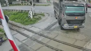 Xử phạt tài xế xe tải vượt rào chắn đường sắt ở Thanh Hóa