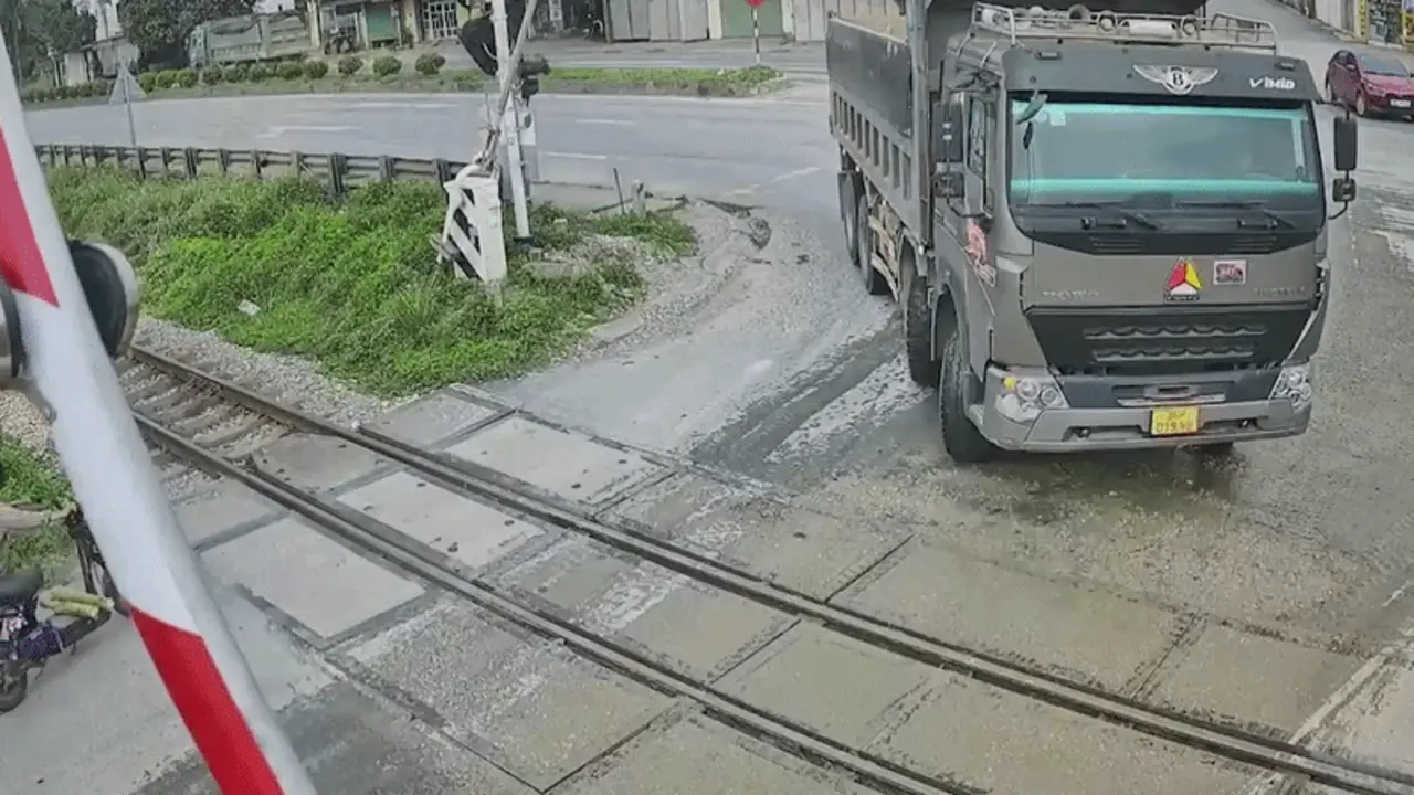 Xử phạt tài xế xe tải vượt rào chắn đường sắt ở Thanh Hóa