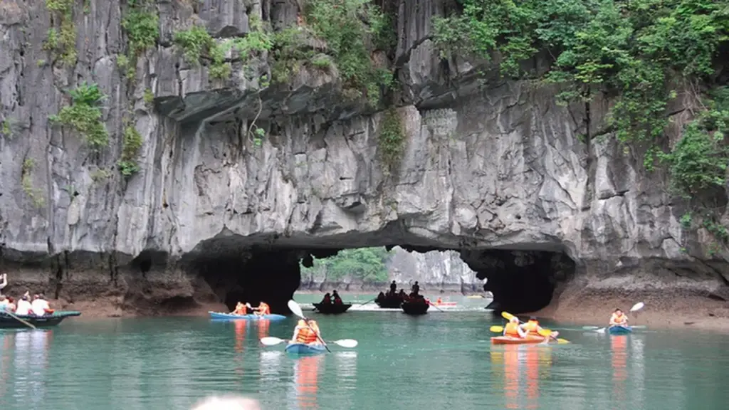 Xuồng chở 14 khách đắm trên vịnh Hạ Long, 3 người bị thương